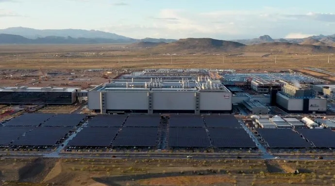 你丫以为“美国制造”就等于low？拜登政府砸钱让台积电去美国建厂，结果你猜怎么着？人家的芯片良率居然比台湾本土还高！你丫的脸疼不疼？美国这回要弯道超车啦！

台积电在美国亚利桑那州的工厂，你以为会像