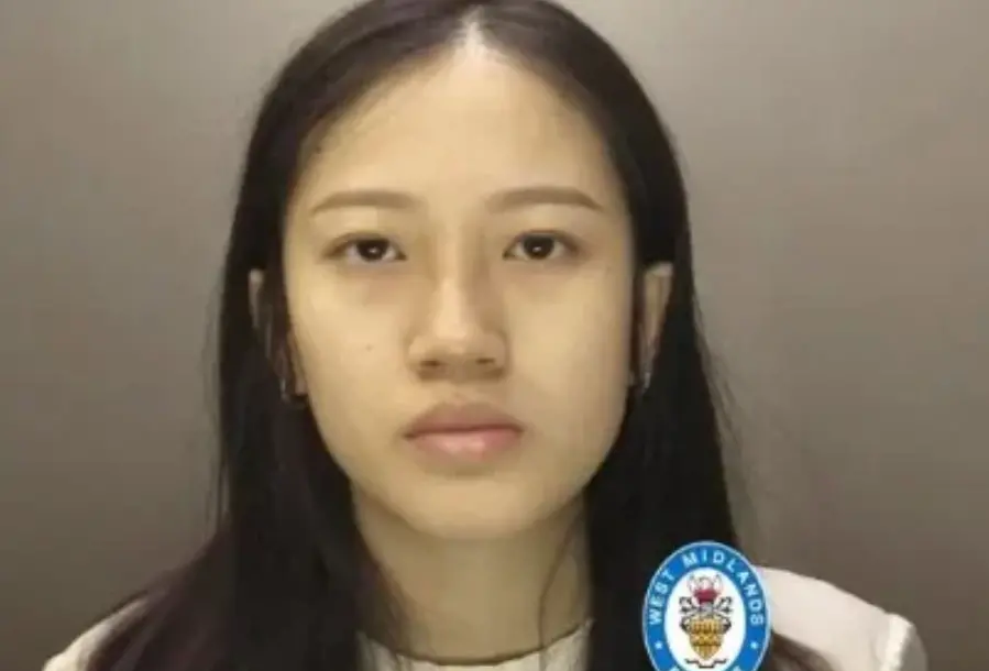 行李箱里的秘密：留学生杀婴案背后的冷血与无奈

一位马来西亚籍留学生在英国宿舍厕所产女后，竟亲手杀害婴儿并藏尸行李箱！这起骇人听闻的案件背后，究竟隐藏着怎样的冷血与无奈？

现年22岁的马来西亚籍