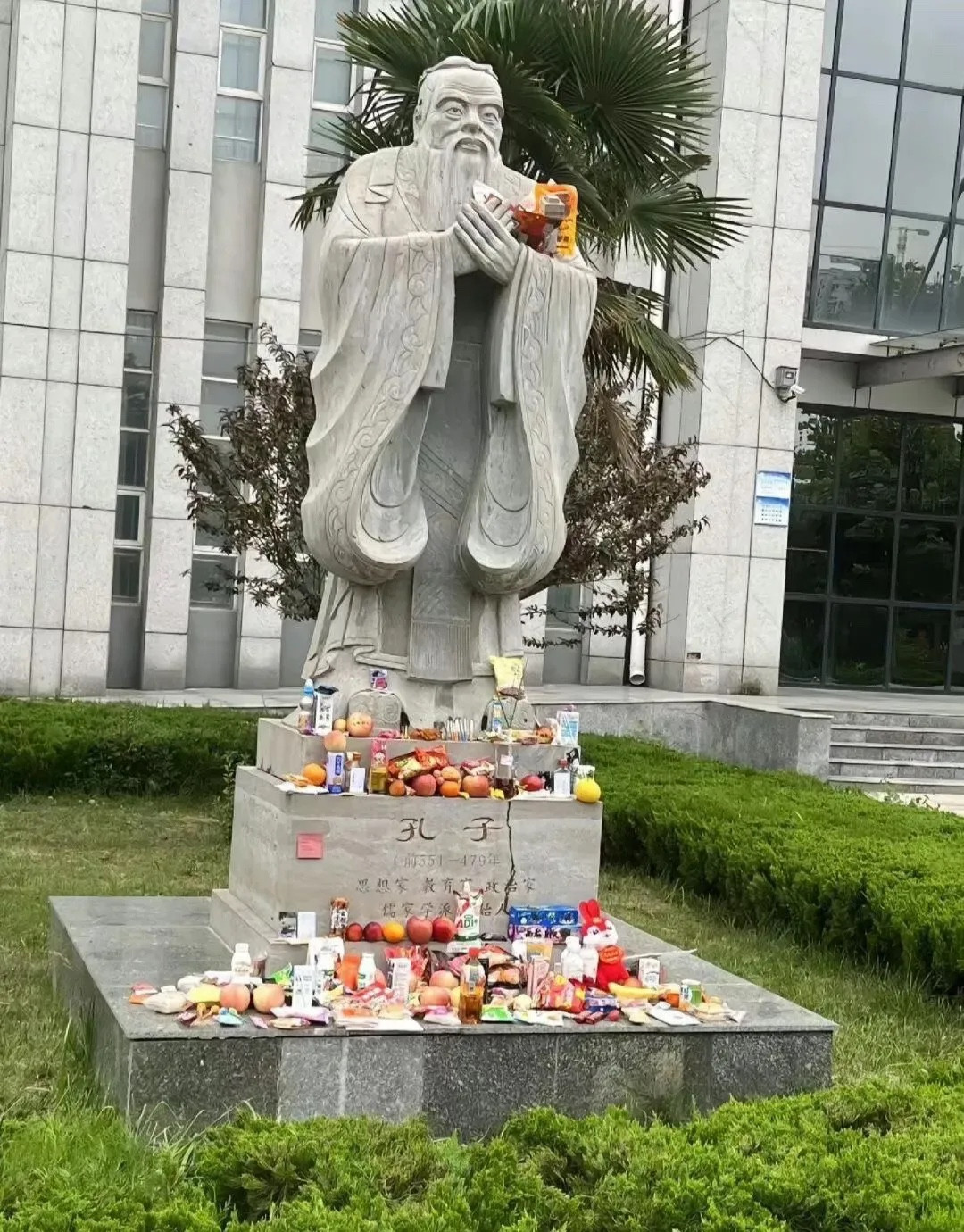现在的大学生，真的会整活！孔子怎么可能吃这种垃圾食品？