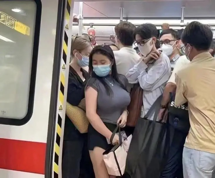 没有位置了，还要不要上车挤挤，要迟到了！