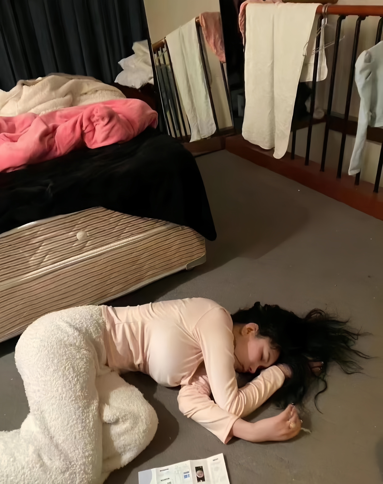 下班回来看到小姨子醉倒在地上，她姐也不在家，我该怎么办！