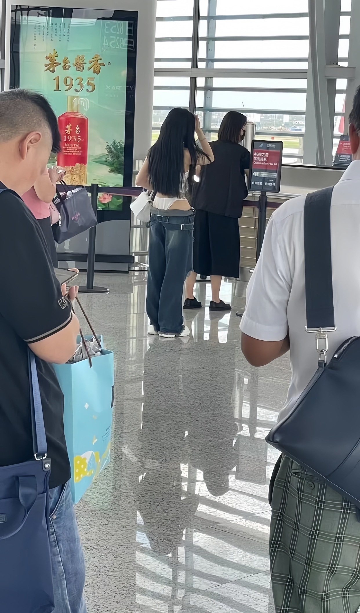 真担心她衣服会掉下来啊
