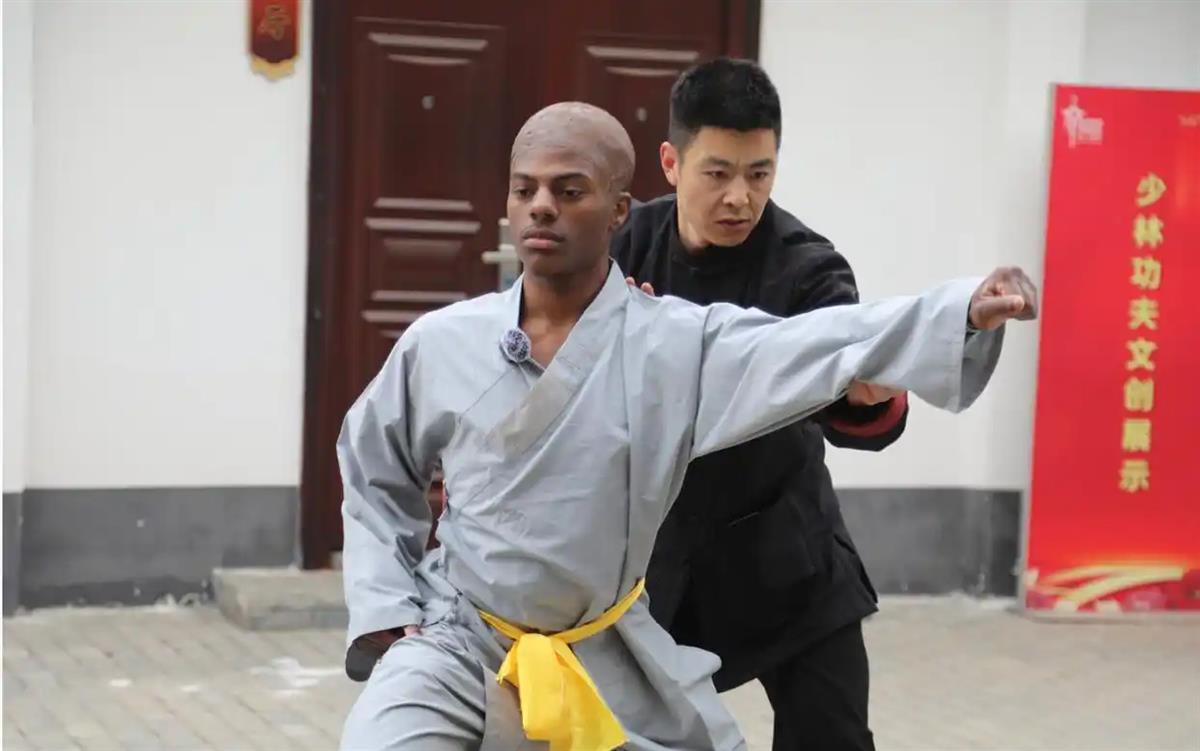 有点疑惑美国的网红甲亢哥怎么这么火，感觉每到一个国家全国都在关注他一样。