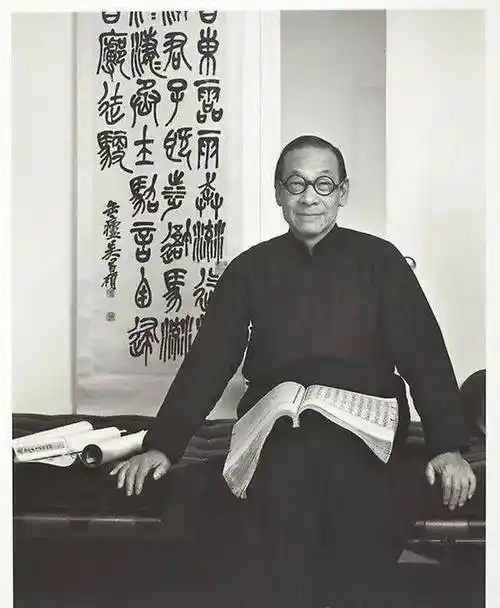 102岁才走的贝聿铭：一辈子盖房子，长寿秘诀真不是靠钱
 
2019年，那个给巴黎卢浮宫盖了玻璃金字塔、在家乡苏州建了“会呼吸的博物馆”的贝聿铭老爷爷走了，活到102岁！您猜怎么着？他90岁的时候还在