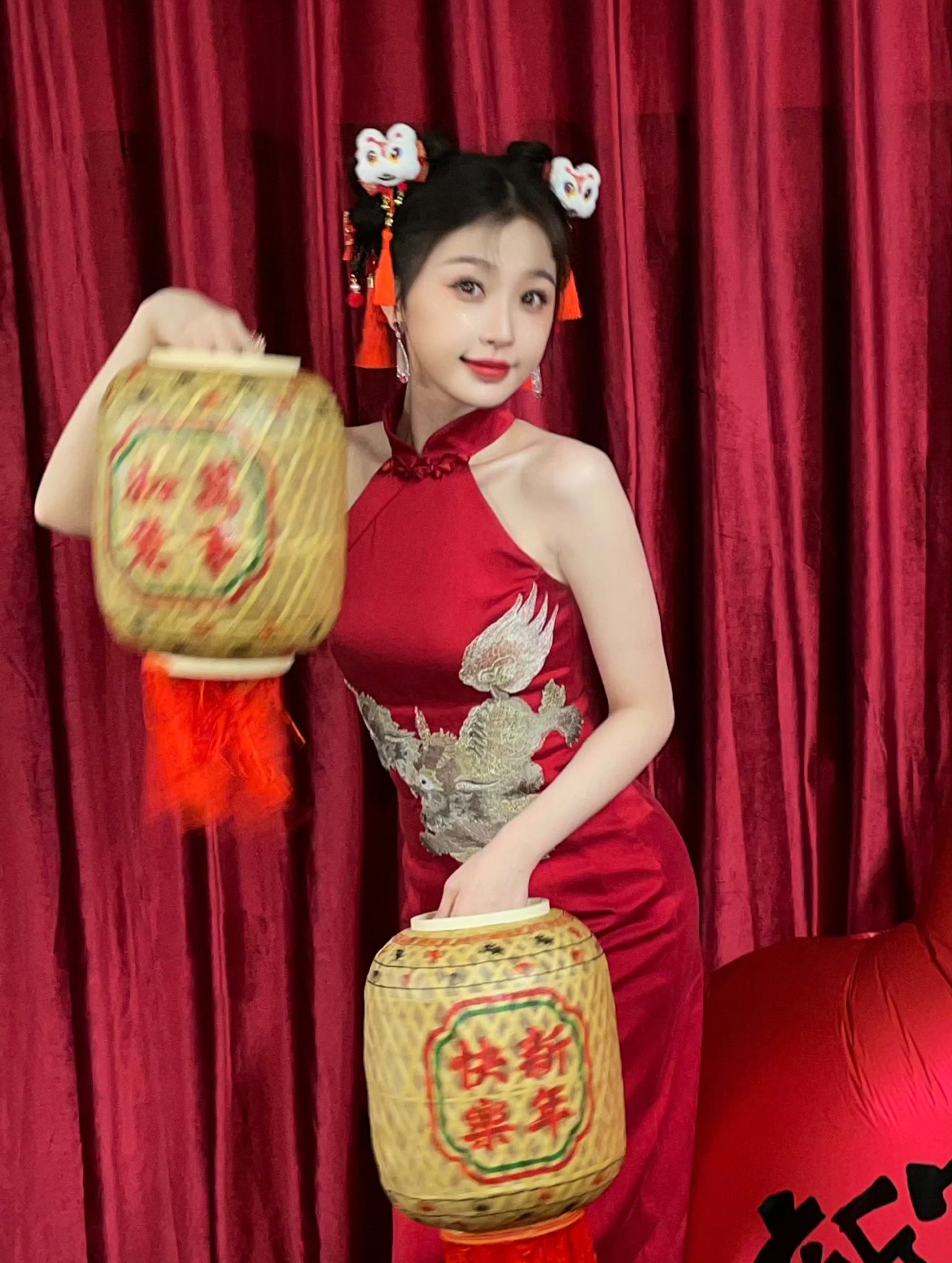 虞书欣Esther拜年年照来啦！