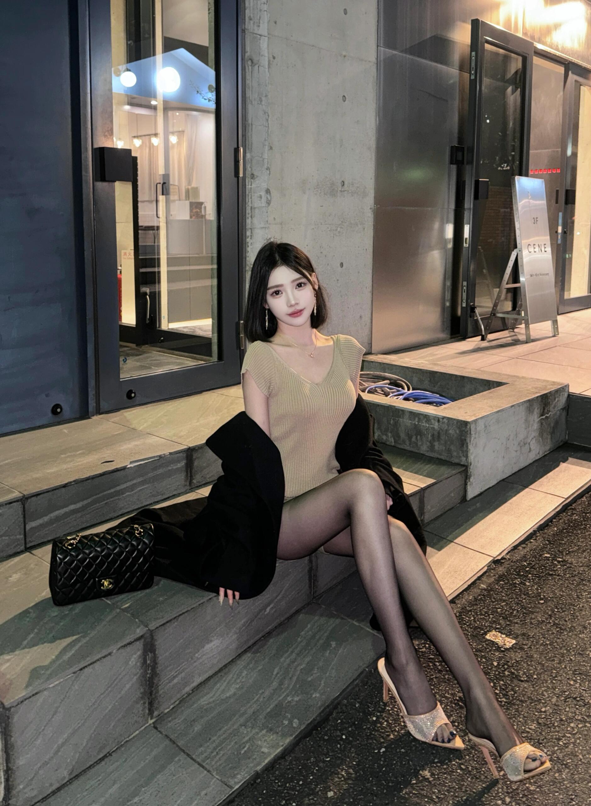 已经等他连两个小时了，还不来。