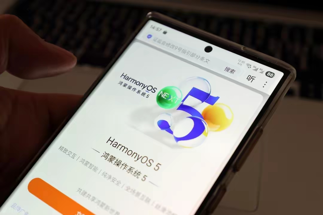 华为Mate 80系列有望搭载自研侧边超声波指纹技术。
华为钟爱侧边指纹识别，大概是因为专利的原因。这次在mate80上能够用上侧边超声波指纹，打破超声波指纹的垄断，实现自主可控的超声波指纹识别。
M