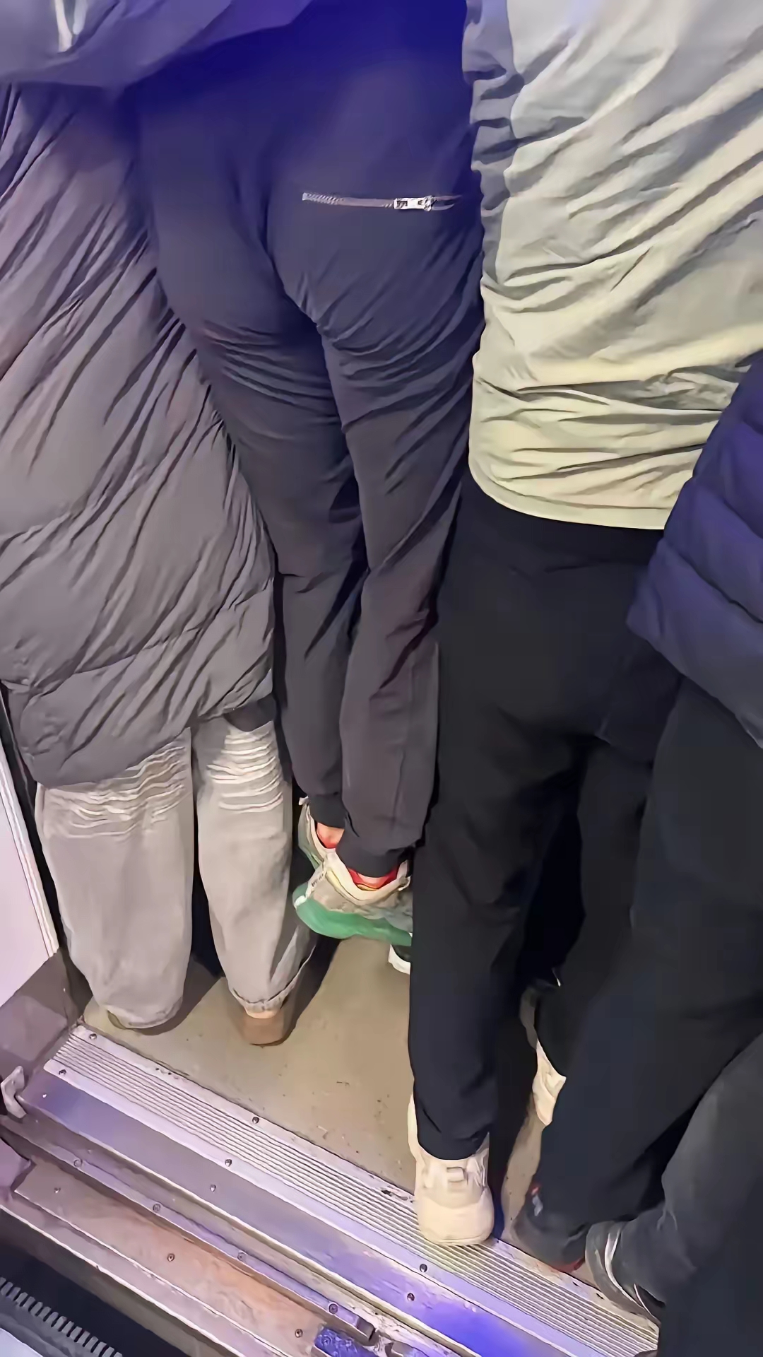 这下好了，挤个地铁，饭也没了