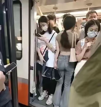 早上上班马上要迟到了，碰到这种情况该不该挤上去呀？