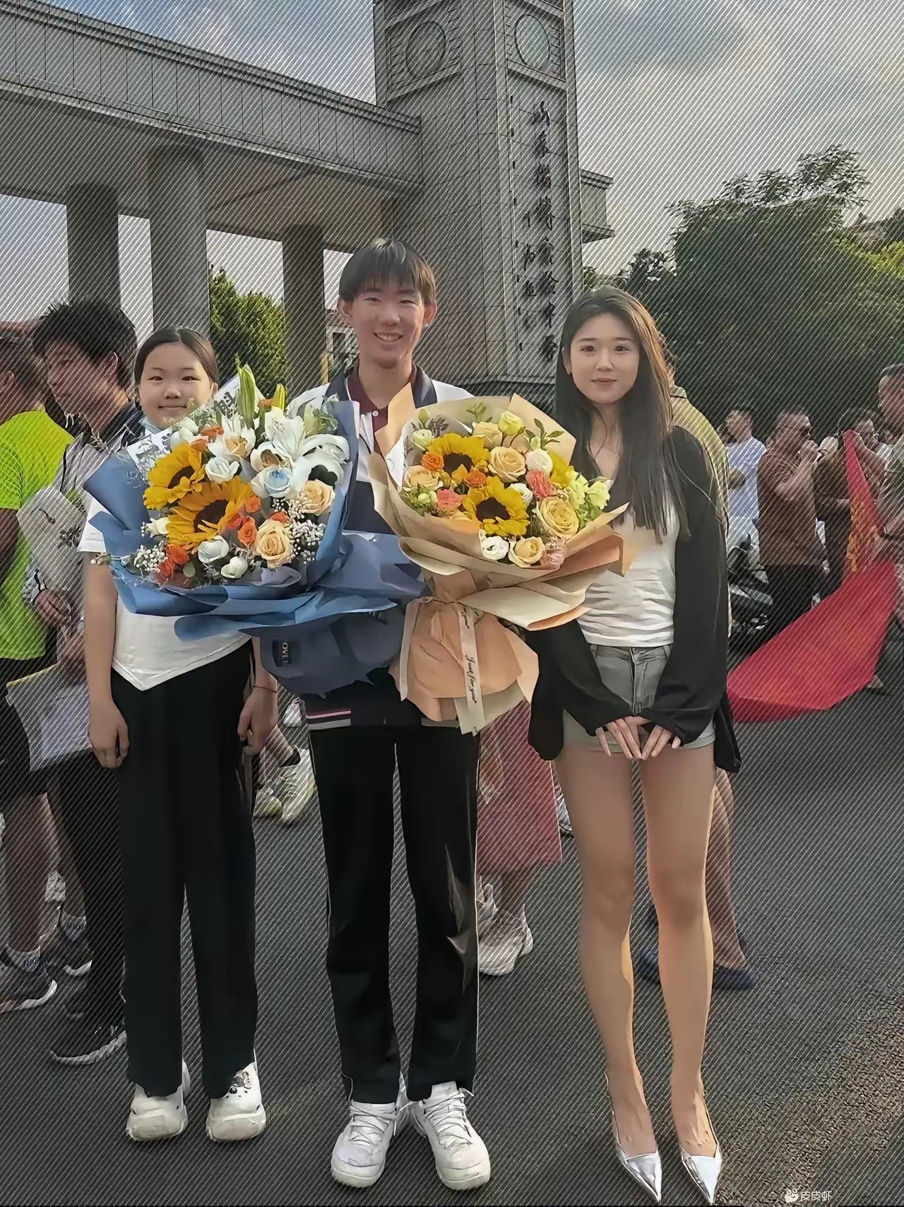 这是姐弟还是母子？