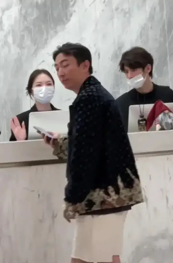 王思聪果然没有让人失望！就是太普通啦。

王思聪穿30000元钱的LV外套，在深圳理发店理发，据了解理发的费用就有12000元钱，本以为他身份显赫消费奢侈，就能够彰显出他富二代的高贵气质，没想到依旧是