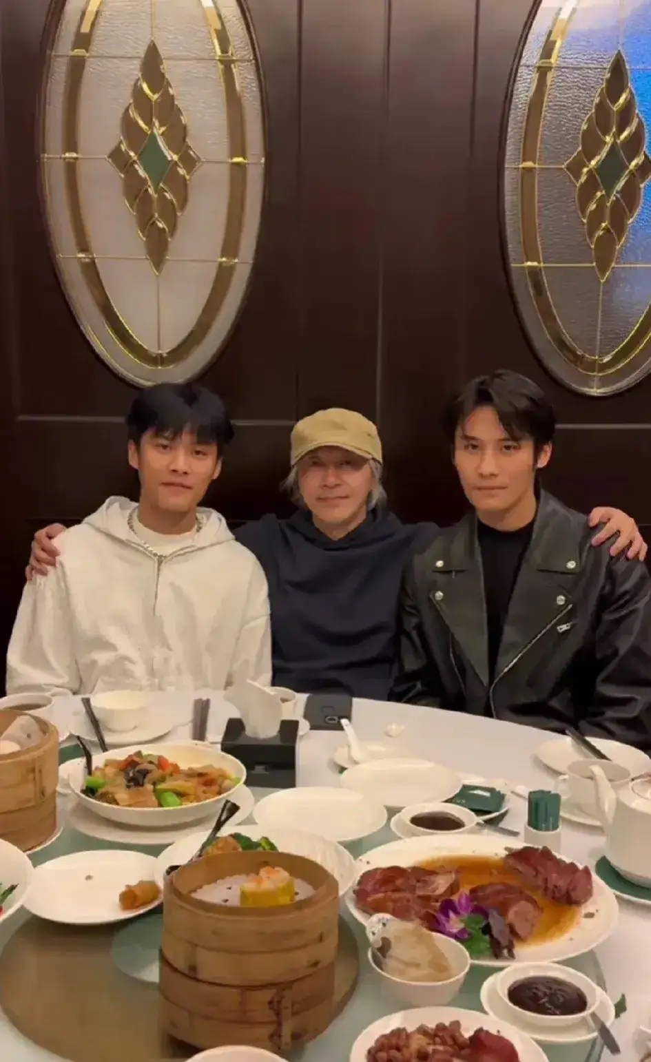 小杨哥真厉害啊！连周星驰都请来了，小杨哥晒出拜访周星驰时一起用餐的合照，小杨哥兄弟两人坐在饭桌两边，周星驰坐在C位，代表着周星驰的影响力依旧很深，对于这次能够请到周星驰感到很意外，因为周星驰靠着经典影