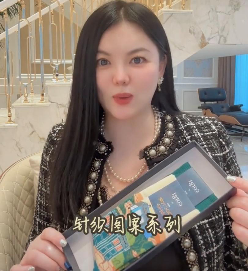 李湘确实会挣钱！

李湘在节目中说过一句话：“女人到老了绝不能少了一样东西，那就是钱，一定要自己有钱了，才会给自己很多安全感”，这些话李湘也不是随后说的，她确实做到了。

早在李湘在北京念书的时候，她