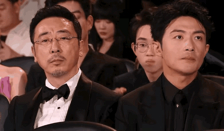 这个小孩很懂人情事故，把宁理都整懵逼了，露出了不可置信的表情，原以为是打招呼，没想到是送零食，而且满脸认真的样子，真的是很贴心，不过在给李泽锋递零食的时候，应该也是提前拿出来吧，相信还是能够接受的，突